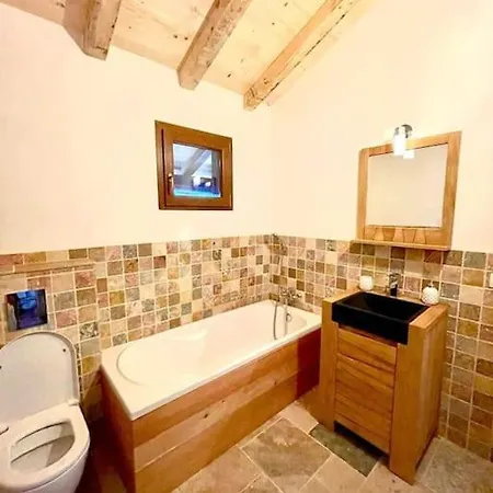 Chic A Chamonix, Chalet Ski/golf, Quartier Les Bois شاليه *